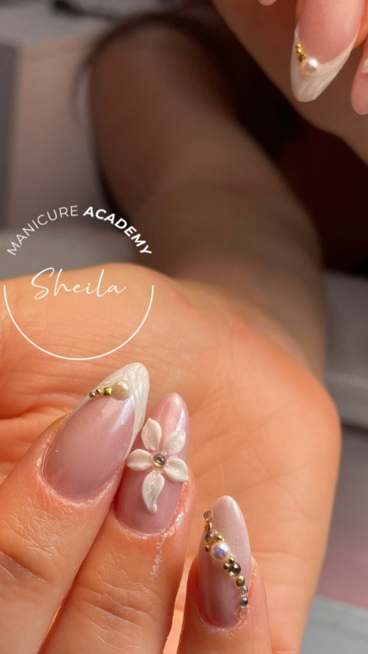Diseño de uñas con flores 3D de Sheila Manicure Academy